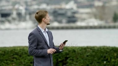 Bir akıllı telefon ile Coronado içinde bir kaldırımda yürüyen