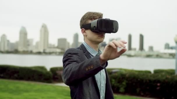 Jeune homme avec un casque de réalité virtuelle à Coronado, San Diego — Video