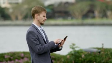 Genç adam yürürken mesaj atıyor