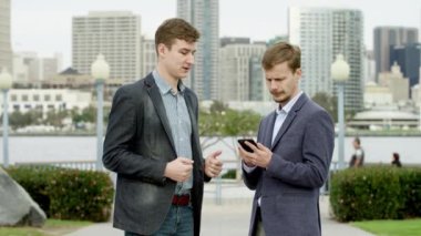 Genç adam Coronado bir sokakta patronu ile konuşuyor