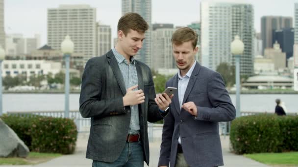 Socios de negocios en una acera están discutiendo algo — Vídeo de stock