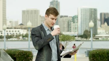 Bir gazete bir kaldırımda kahve aşık