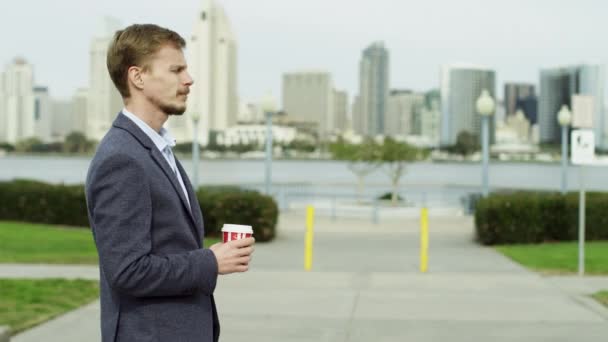 Nachdenklicher junger Mann mit einer Tasse Kaffee auf der Insel Coronado — Stockvideo