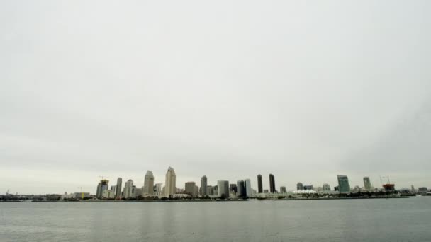 Bekijk op een stad vanaf Coronado Island — Stockvideo