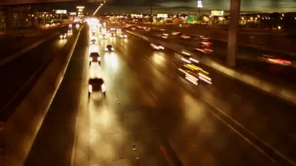 Samochody jadą w dół autostrady w upływ czasu w nocy — Wideo stockowe