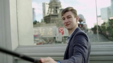 Genç yakışıklı adam bir selfies bir arka plan üzerinde Las Vegas bir sokak ile yürürken selfie stick kullanarak alıyor