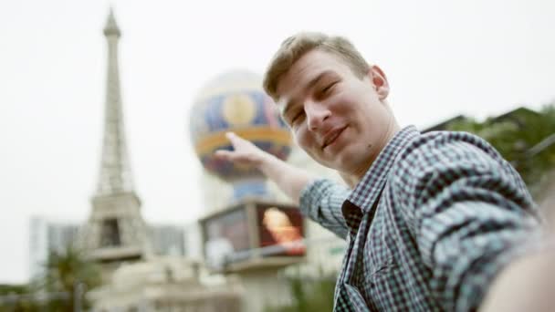 Jonge man met het Parijs casino op de achtergrond — Stockvideo
