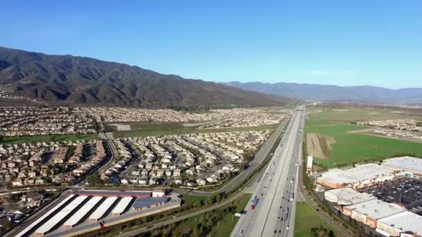 Vista aérea panorámica y paisajística de las afueras del campo — Vídeos de Stock
