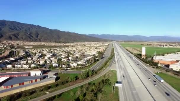 Vista aérea panorámica sobre los suburbios del campo — Vídeos de Stock