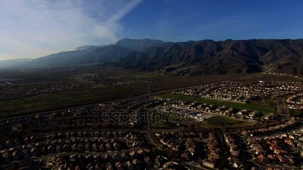 Panorama-Luftaufnahme über Landhäuser — Stockvideo