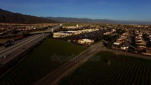 A vista sobre o campo através de tiro aéreo panorâmico — Vídeo de Stock