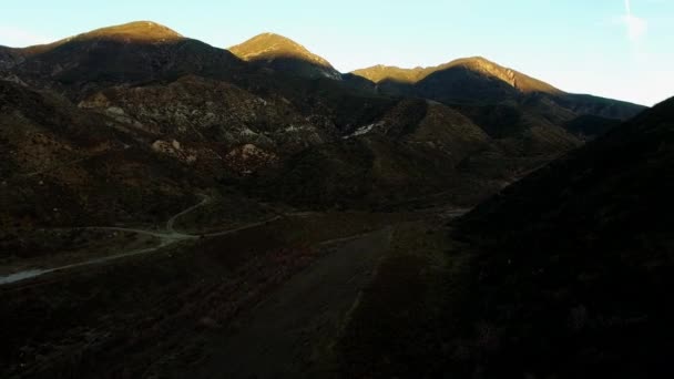 Панорамная аэросъемка скалистых гор — стоковое видео