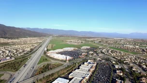 Panoramautsikt över antenn liggande vy på stan — Stockvideo