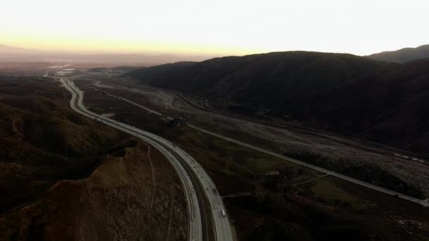 Overhead video av elnätet i berget dalen — Stockvideo