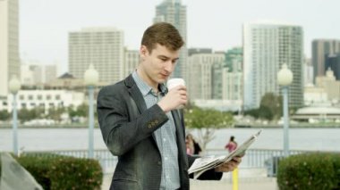 Bir gazete bir kaldırımda kahve aşık