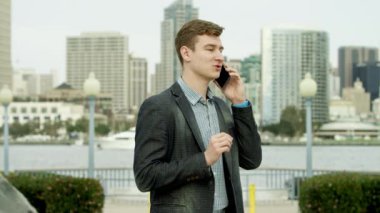 Neşeli telefonu musun Coronado bir kaldırım üzerinde