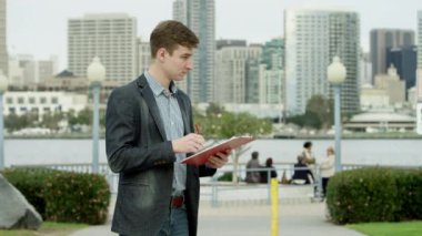 Bir Coronado bir sokakta bir iş projesi tartışılması