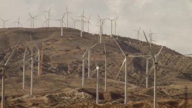 Yel değirmenleri vadi üzerinde video