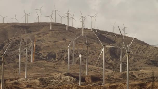 El video de molinos de viento en el valle — Vídeos de Stock