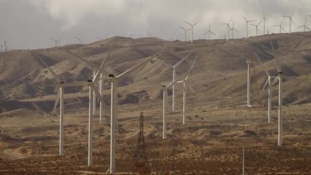 Die Videofragmente von Windmühlen im Tal — Stockvideo