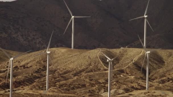 Fascinante funcionamiento de molinos de viento en el valle — Vídeos de Stock