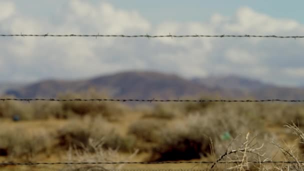 Un video de cerca de la frontera en el desierto — Vídeo de stock