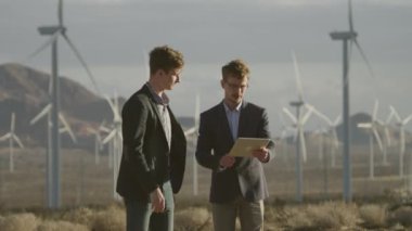 Toplantı ve tartışmalar iki adamın