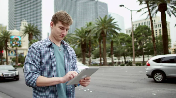 Genç adam onun tablet pc kullanarak bir harita denetliyor