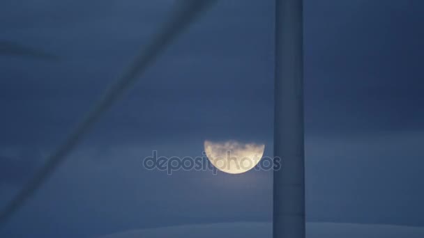 El video de la luna apenas visto fuera de las nubes — Vídeos de Stock