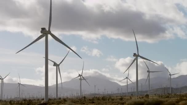 Das beschleunigte Nahaufnahme-Video vom Betrieb von Windmühlen — Stockvideo