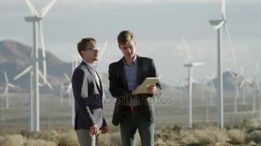 Adam ise, diğer adamın proje vizualization gösterir.