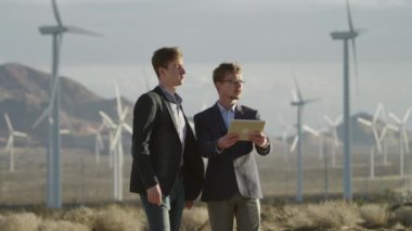 Yel değirmenleri alanında proje üzerine konuşan adam
