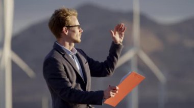 Tablet yazılarında yapan erkek yakın çekim bir video