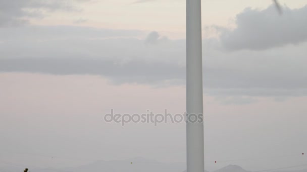 Un vídeo descendente del molino de viento único — Vídeos de Stock