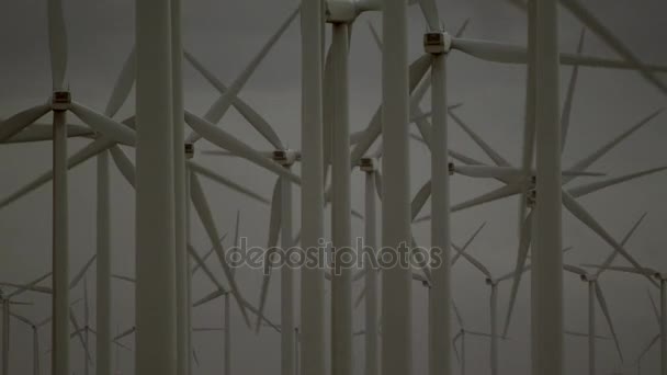 O vídeo de close-up detalhado de vários moinhos de vento — Vídeo de Stock