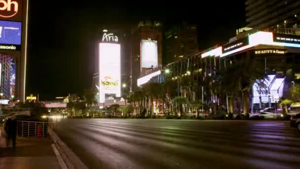 Las Vegas traffic's nachts in snelle — Stockvideo