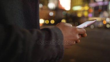 Bir metin mesajı yazmaya bir adamın elleri