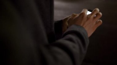 Internet'te sörf bir adamın elleri