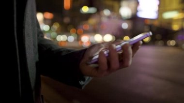 Belgili tanımlık smartphone kullanarak adamın ellerini yakın çekim