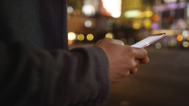 Mains d'un homme tapant un message texte 