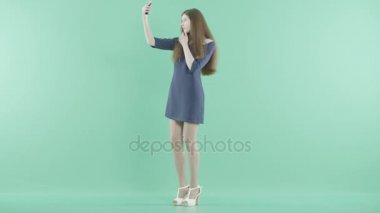 sevimli genç bir kadın selfies yapar
