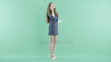 hoşnutsuz bir kızı bir kupa içme bir telefon görüşmesi var