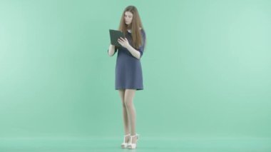 tablet vasıl arayan bir kadın durumda