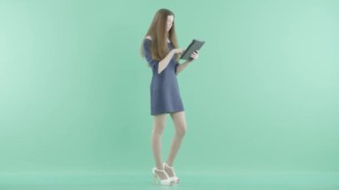 genç bir kız bir tablet elinde tutan