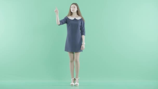 ドレスの少女は、デジタル表示で情報を探します — ストック動画