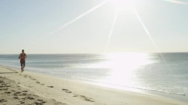 Bir plajda erken egzersiz