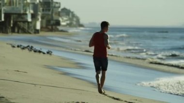 Yakışıklı sporcu bir kıyısında koşu