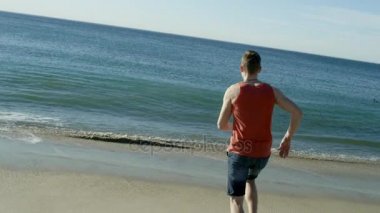 Genç atlet çalıştıran uzak bir dalganın