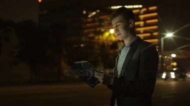 Yakışıklı turist alll─▒n birisi onun tablet bilgisayar kullanarak ve gülüyor konuşuyor