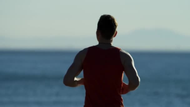 Jogging alegre cerca del océano — Vídeo de stock